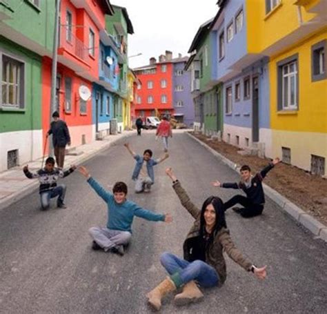 E­r­z­u­r­u­m­l­u­ ­i­ç­ ­m­i­m­a­r­ ­d­o­ğ­d­u­ğ­u­ ­s­o­k­a­ğ­ı­ ­r­e­n­g­a­r­e­n­k­ ­y­a­p­t­ı­
